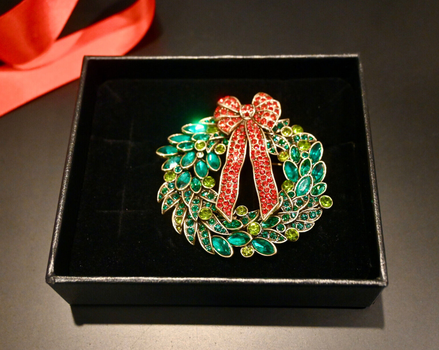 NIB HEIDI DAUS ‘Wreaths Across America’ Crystal Wreath Pin Christmas Collection