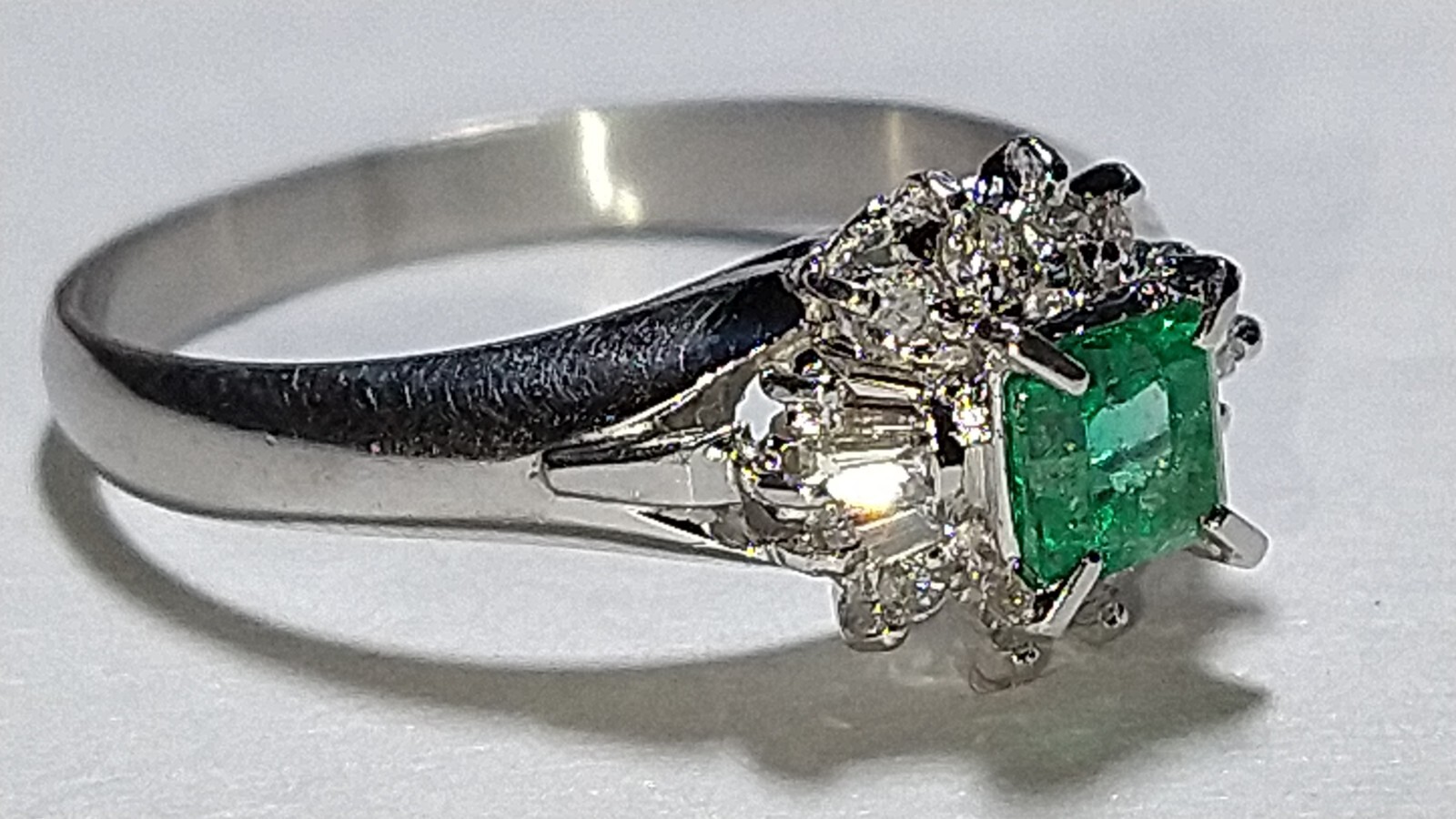 Solid platinum 0.57 carat natural emerald diamond ring 4.5 grams – pt900