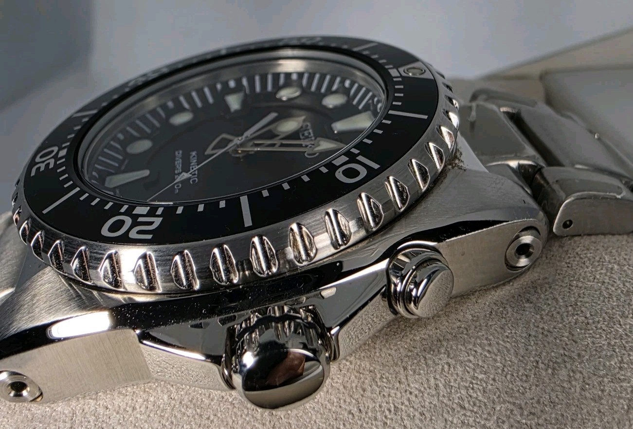 SEIKO KINETIC DIVERS MEN’S STAINLESS STEEL STEEL WATER RESISTAN 200M BLACK DIAL