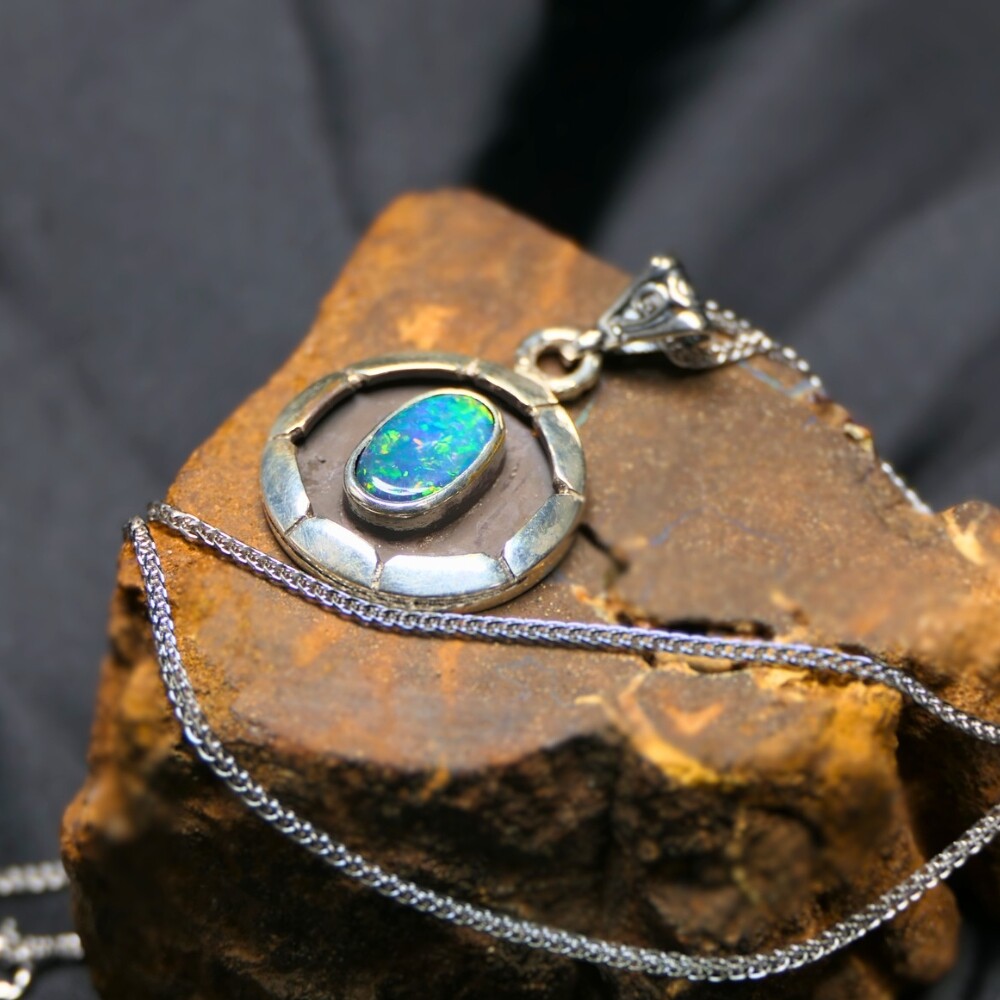 Delightful Lightning Ridge Natural Doublet Opal 0.40 G Handcrafted Necklace i…