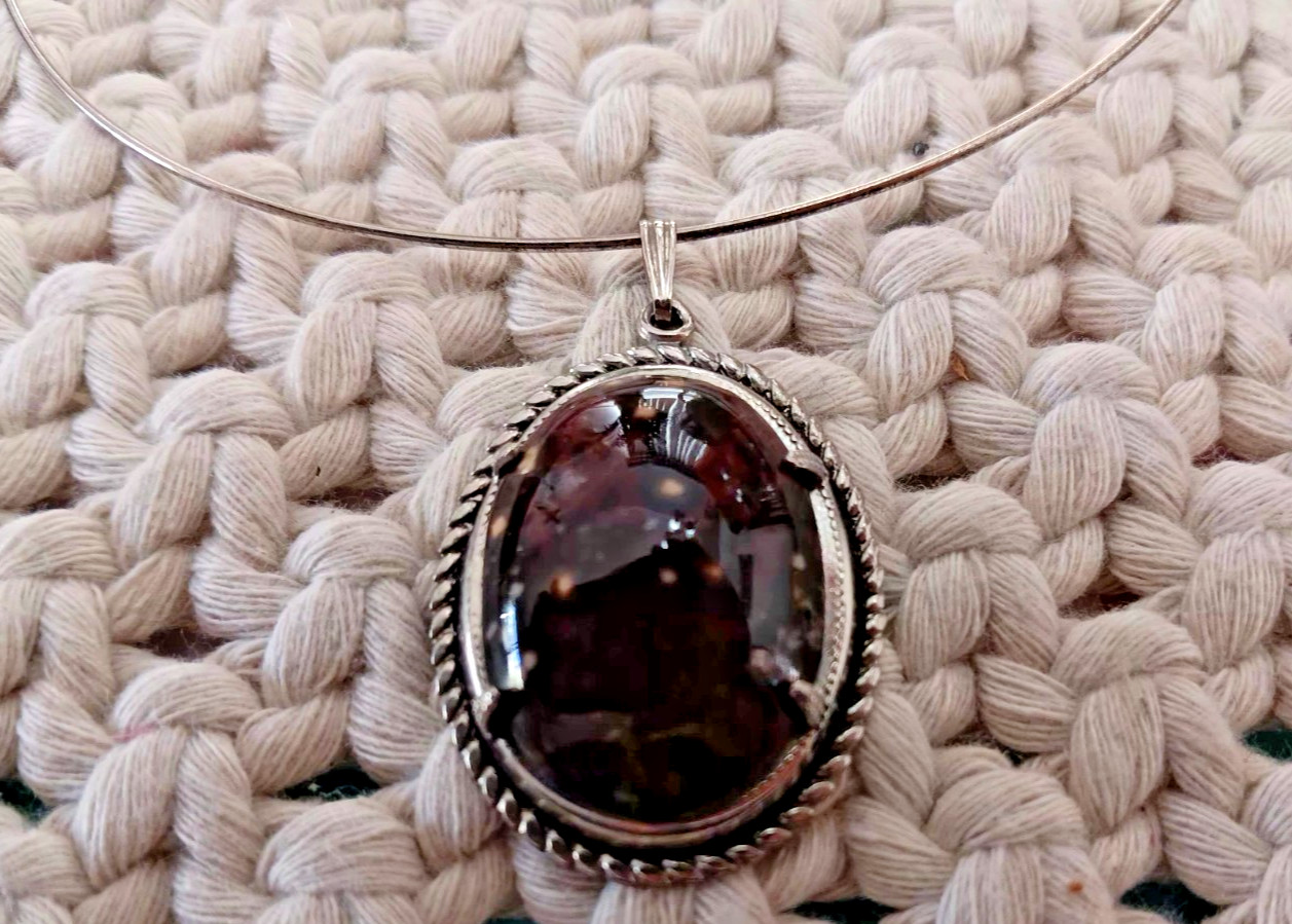 Pendant Choker VTG Oval Dark Burgundy Stone-like Cabochon Rope-texture Border