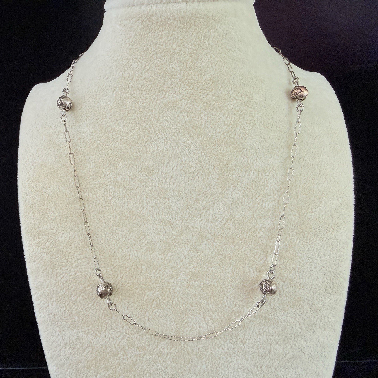 VTG. ESTATE 1928 COMPANY SILVER TONE ROSE FLOWERS STATION NECKLACE-16″ (BG177)