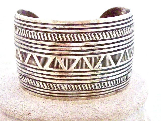 VINTAGE AMAZING NATIVE AMERICAN NAVAJO STAMPED DESIGN WIDE 1 5/8″ 925 BRACELET