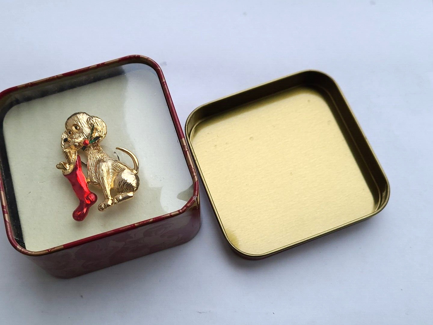 NEW Vtg Gerry’s Christmas Puppy Hound Dog Stocking Gold Tone Textured Pin Brooch