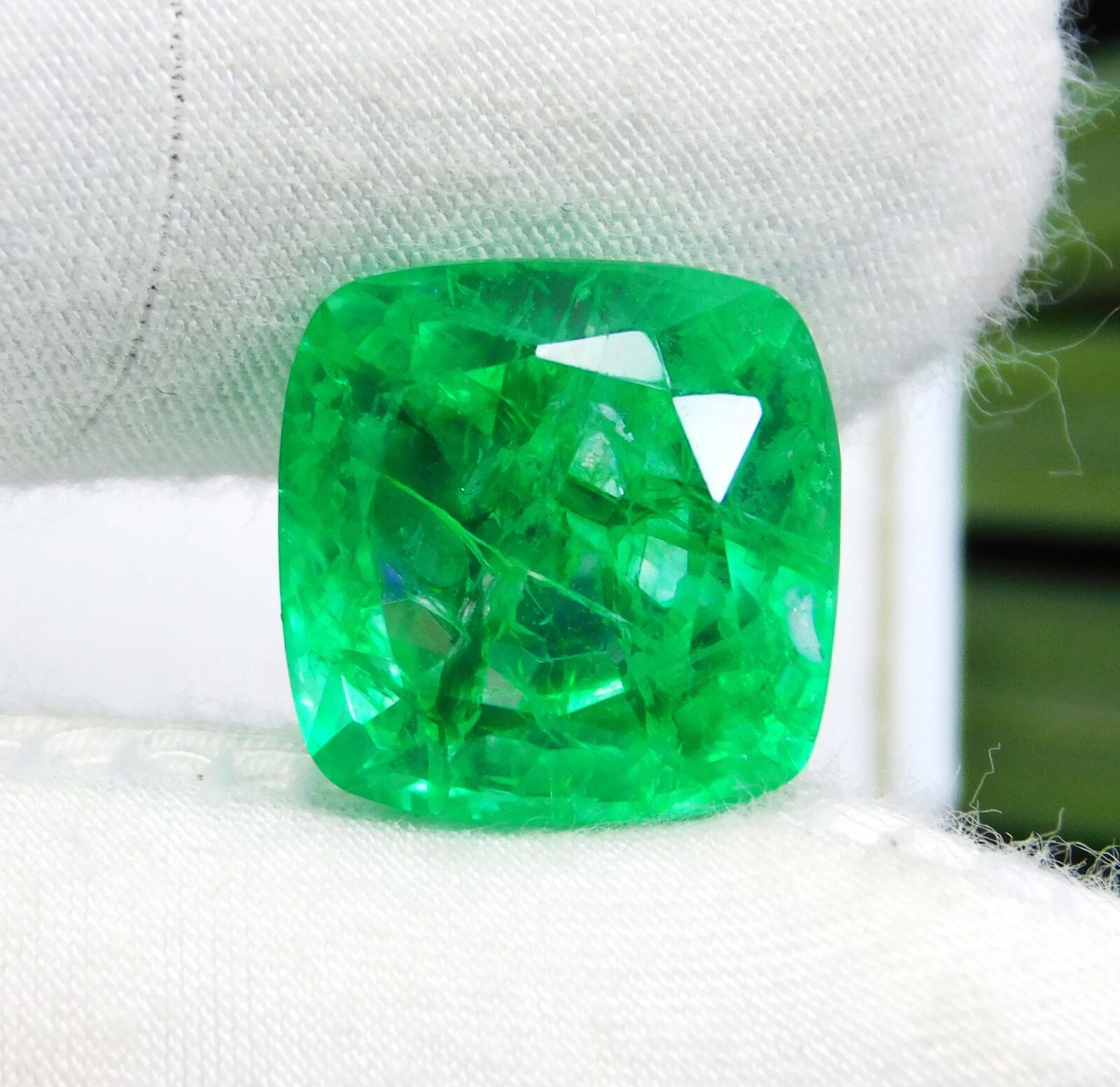 9.20 Ct Untreated Colombian Green Emerald – Natural Certified Loose Gemstone