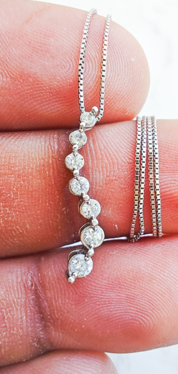14K White Gold .25 Ct Diamond Drop Pendant Necklace 7‑Stone Bezel 18″ Chain