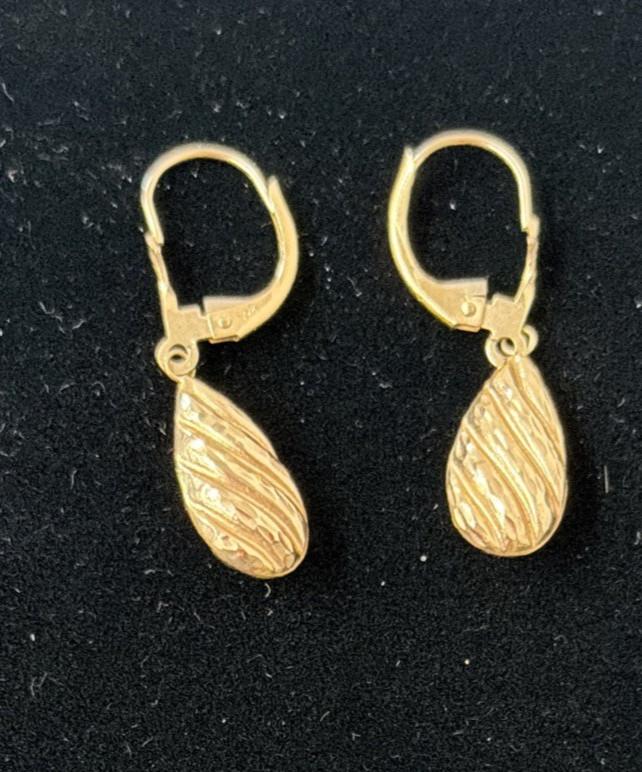 Beautiful Stamped 14K Dangly Yellow Gold Pierced Earrings 1″ 1.4 grams