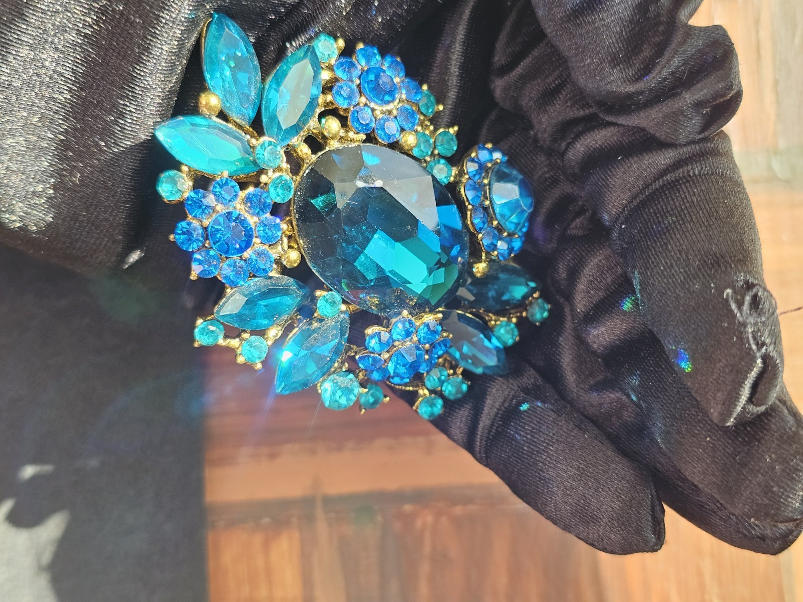 Large Brooch/Pendant Rhinestones Shades Of Blues Sparkling Bling Fashion Jewelry