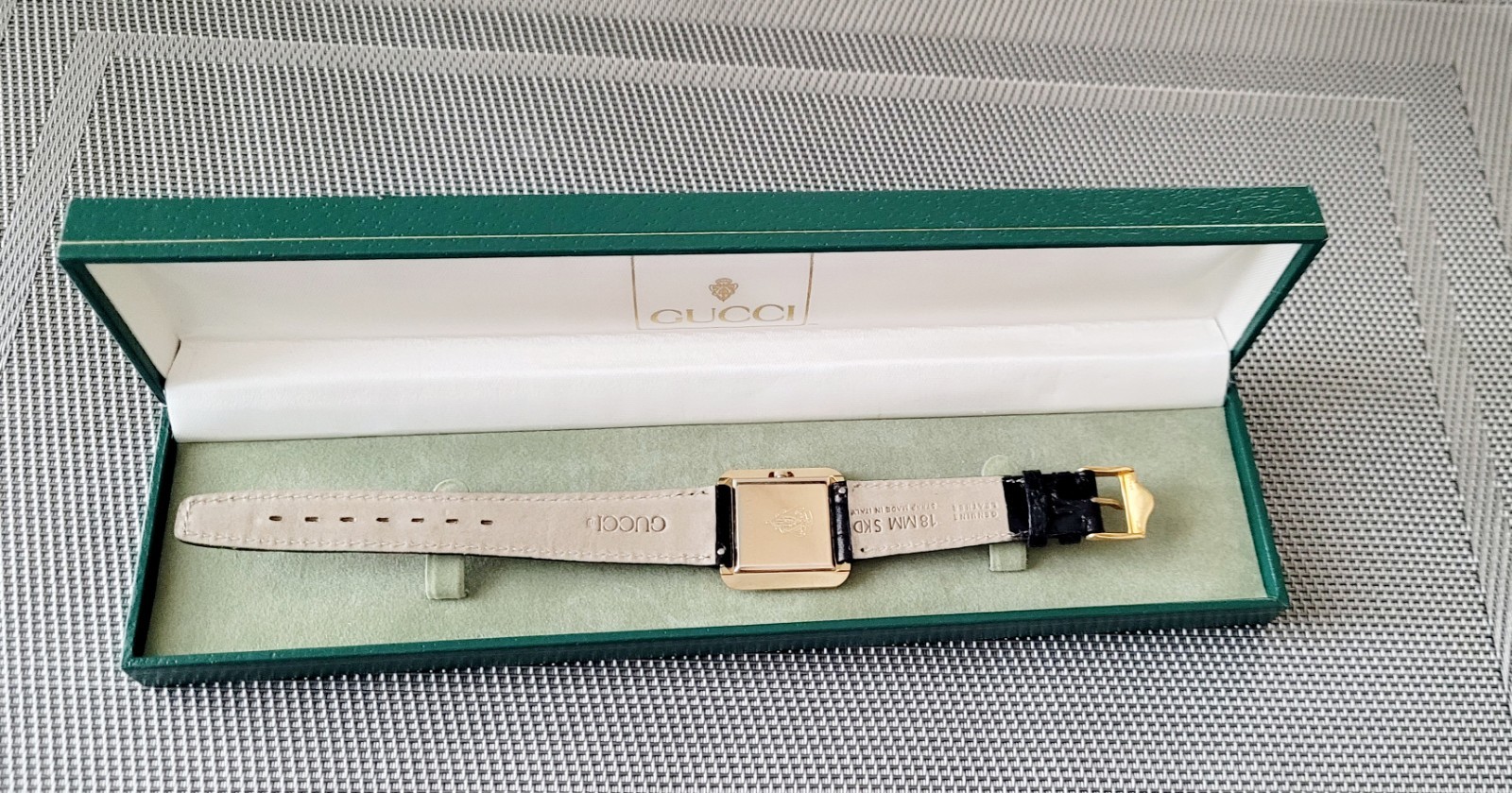 Gucci Ladies💃Watch,Authentic Swiss Made,Beautiful,Scratch Free Crystal,28MM CS