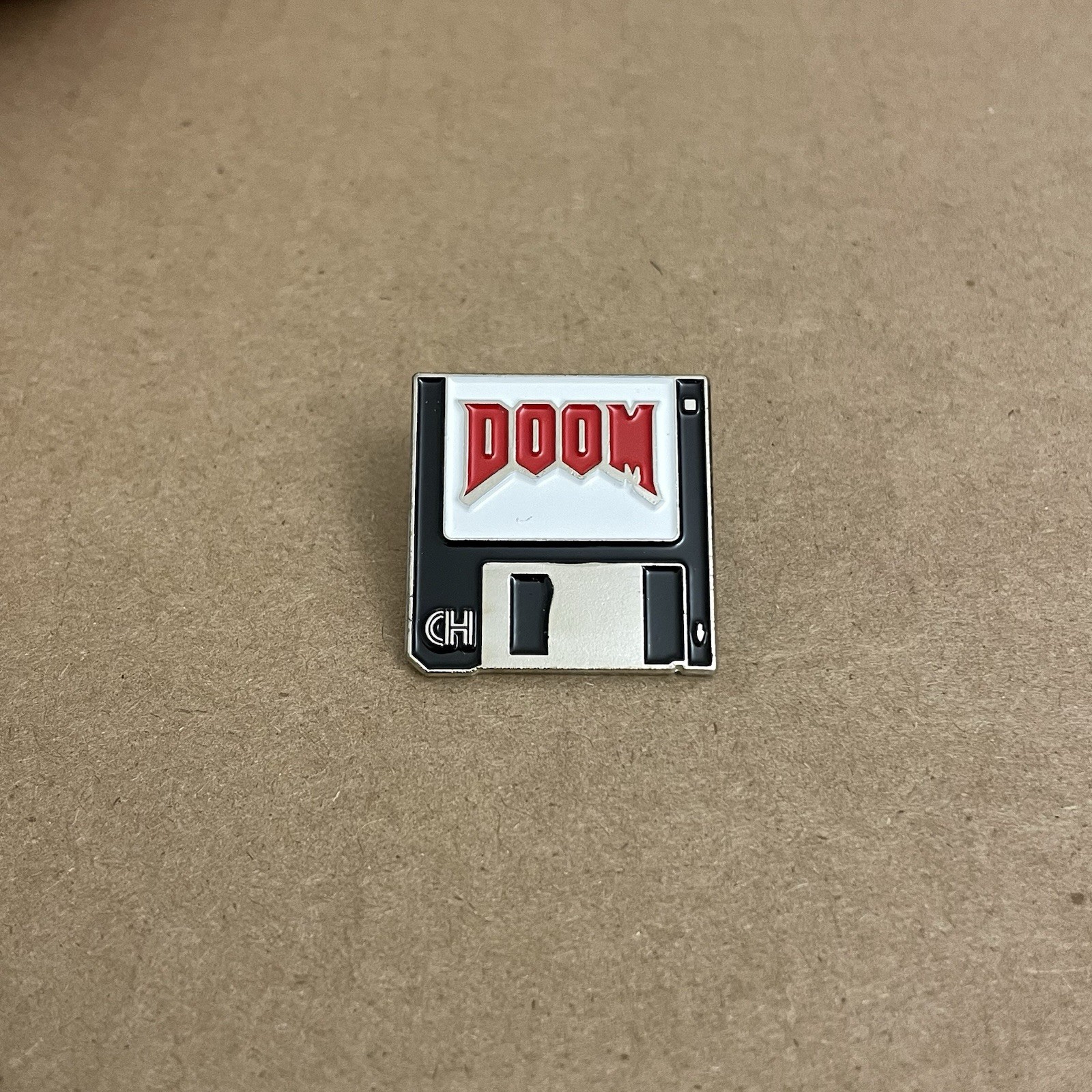 Pin – Doom Floppy Disk – Video Games – Retro Style (Enamel Pin / Lapel Pin)