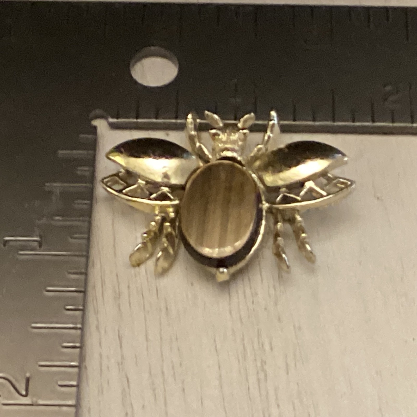 Vintage Estate Goldtone & Wood Grain Design Flat Cab Bead Bee Brooch