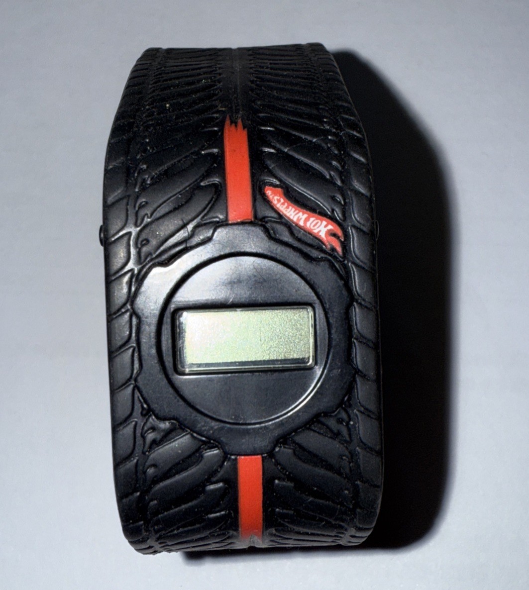 HOT WHEELS KIDS’ WRISTWATCH, WATCH – BLACK RUBBER “TIRE TREAD” BAND- M00
