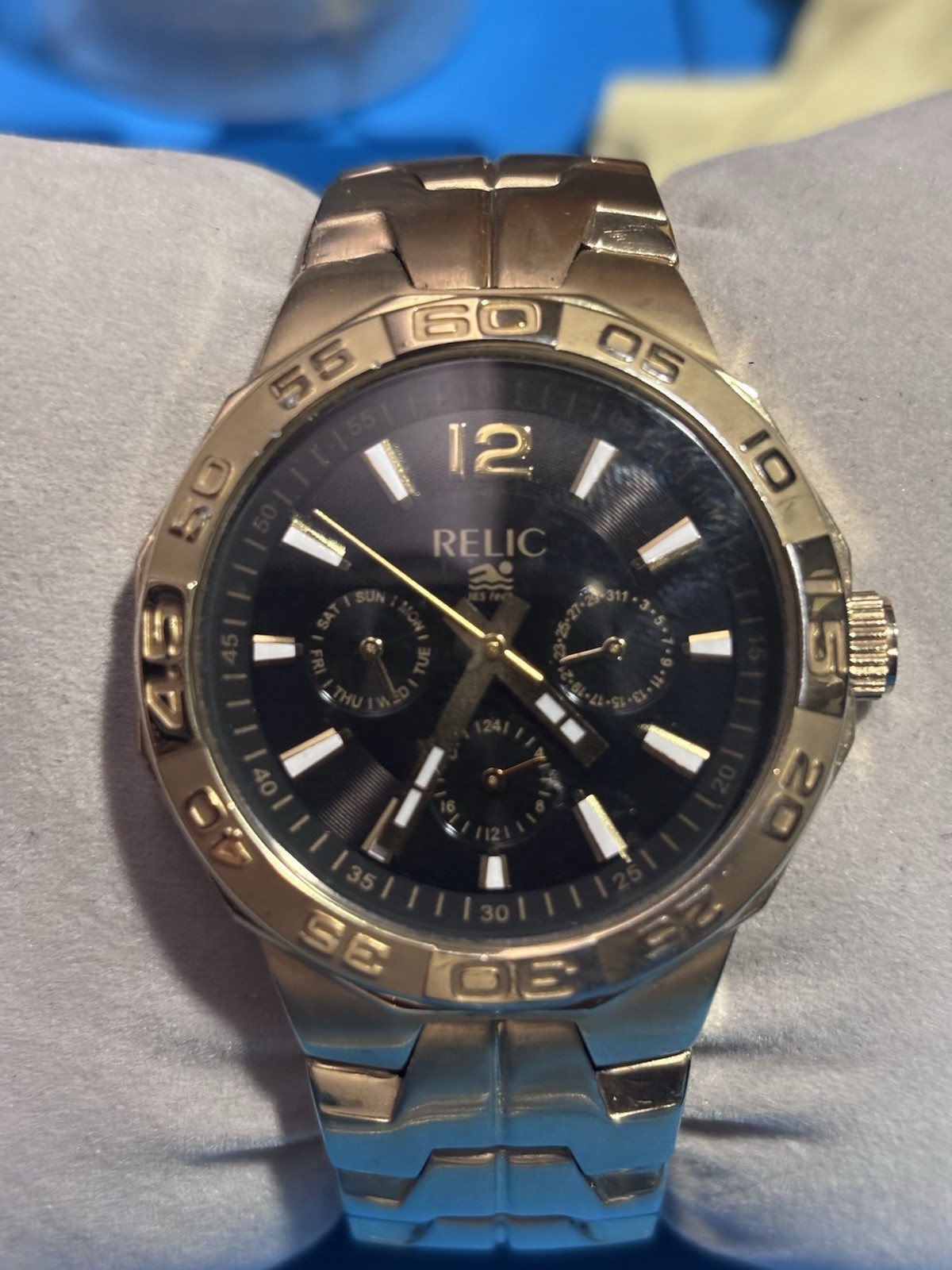 Relic Wet Analog Quartz 50m Gold Tone Stainless Bracelet Black Dial Day Date