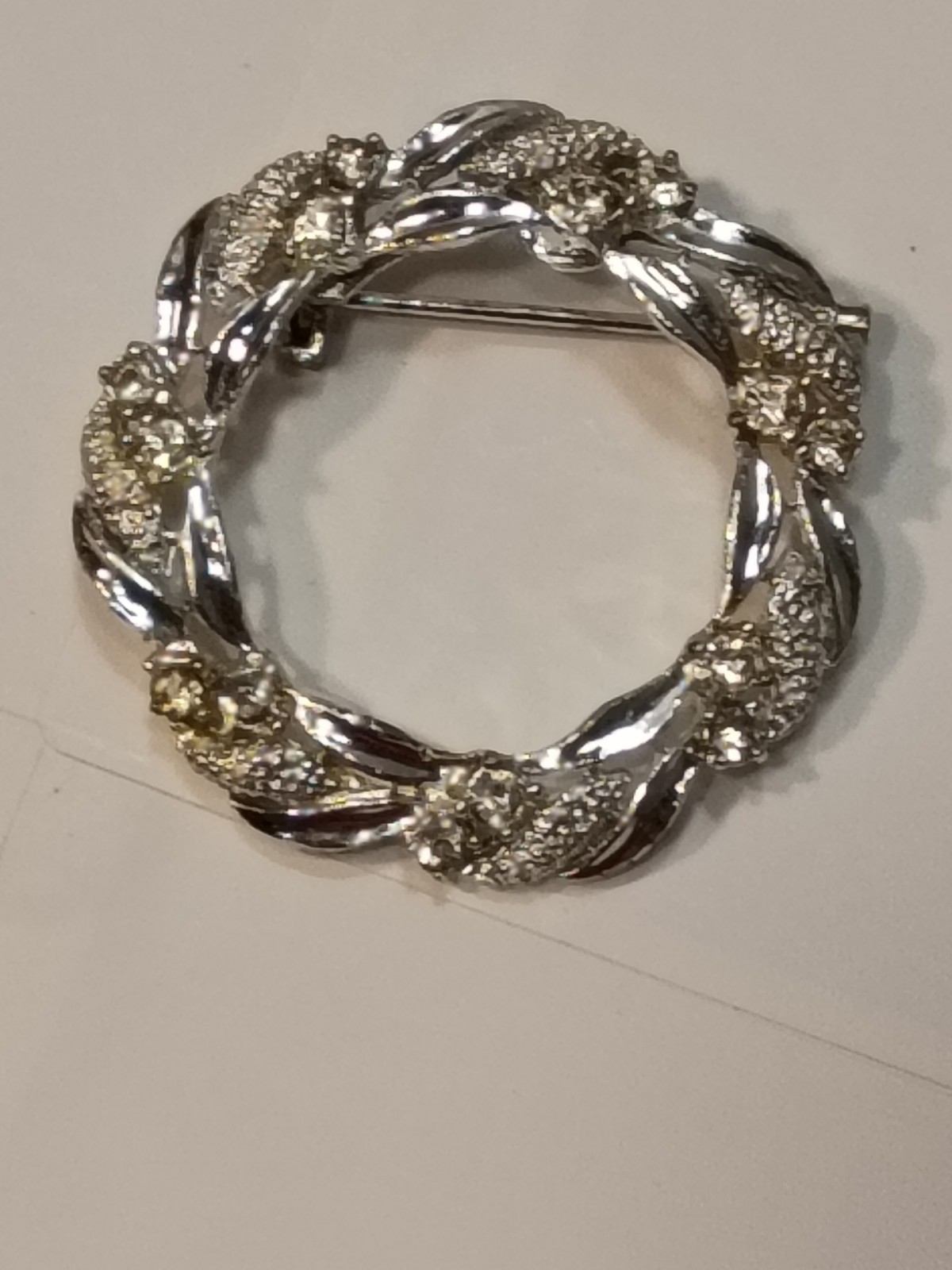 Gerrys Silver Tone Gold Accents Wreath Circle Brooch Pin Metal No Stone