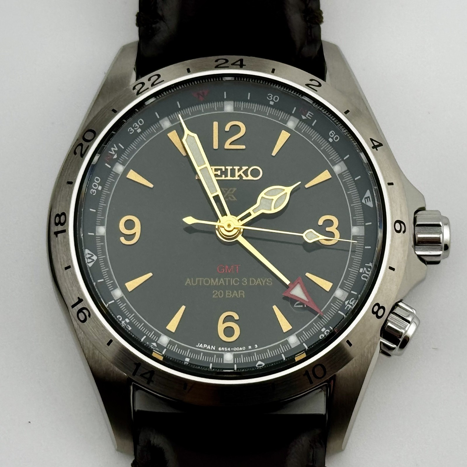 Mint SEIKO PROSPEX Alpinist SBEJ005 GMT Green Dial Brown Leather Compass Watch