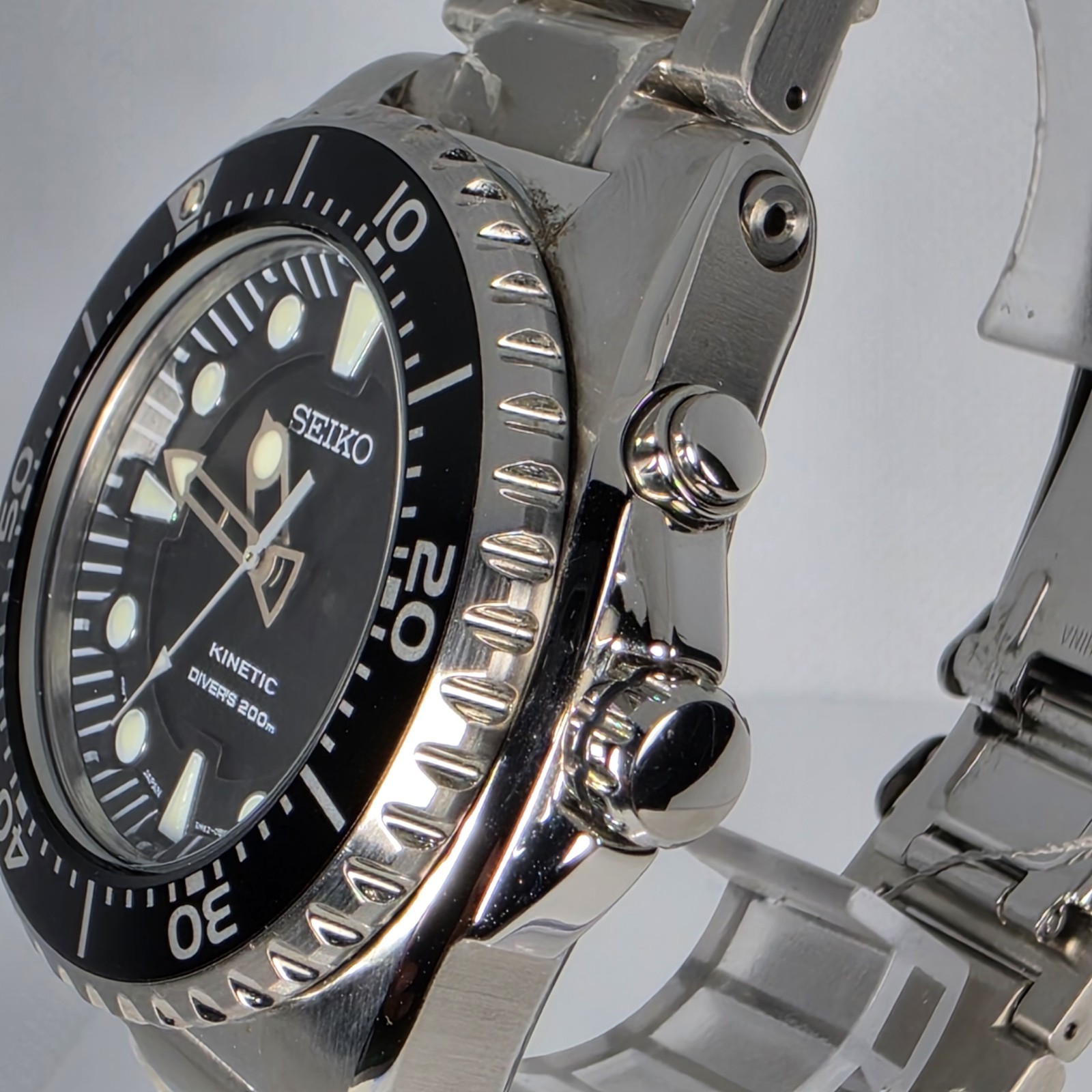 SEIKO KINETIC DIVERS MEN’S STAINLESS STEEL STEEL WATER RESISTAN 200M BLACK DIAL