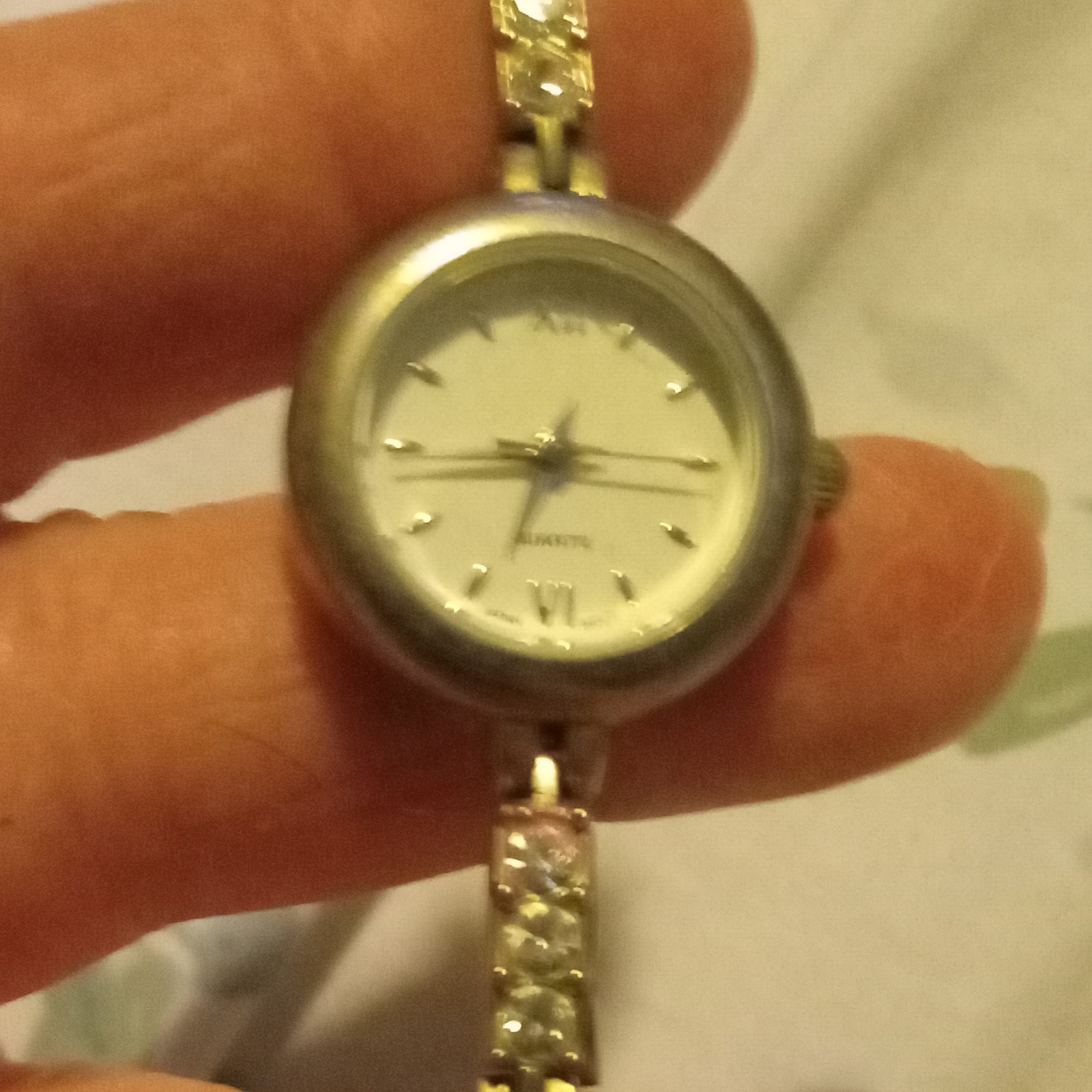 Vintage Avon Womens Dress Analog Quartz Watch White Dial Roman Bracelet