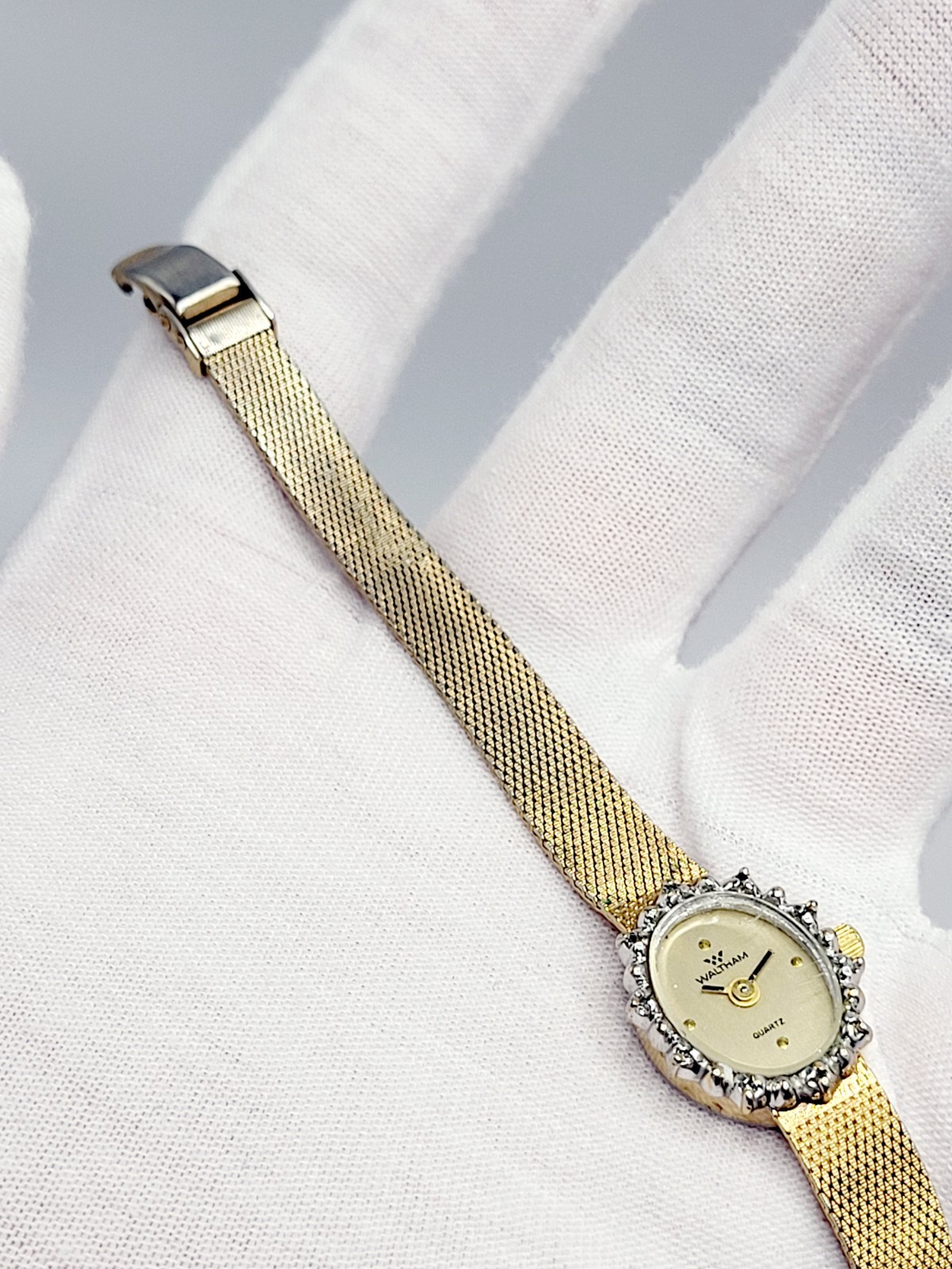 Waltham Ladies Watch Quartz 1990 Vintage Gold Tone Diamond Bezel Mesh Band RUNS