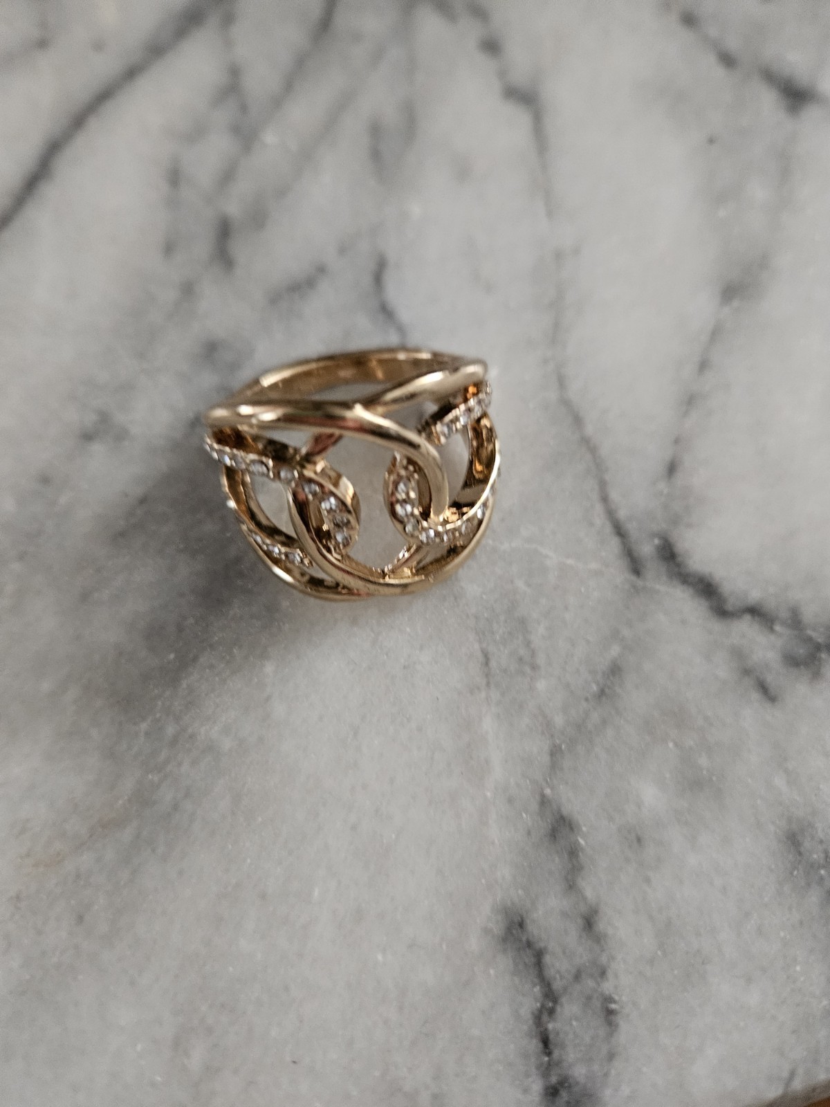 Avon Signature Collection Capri Interlocked Ring
