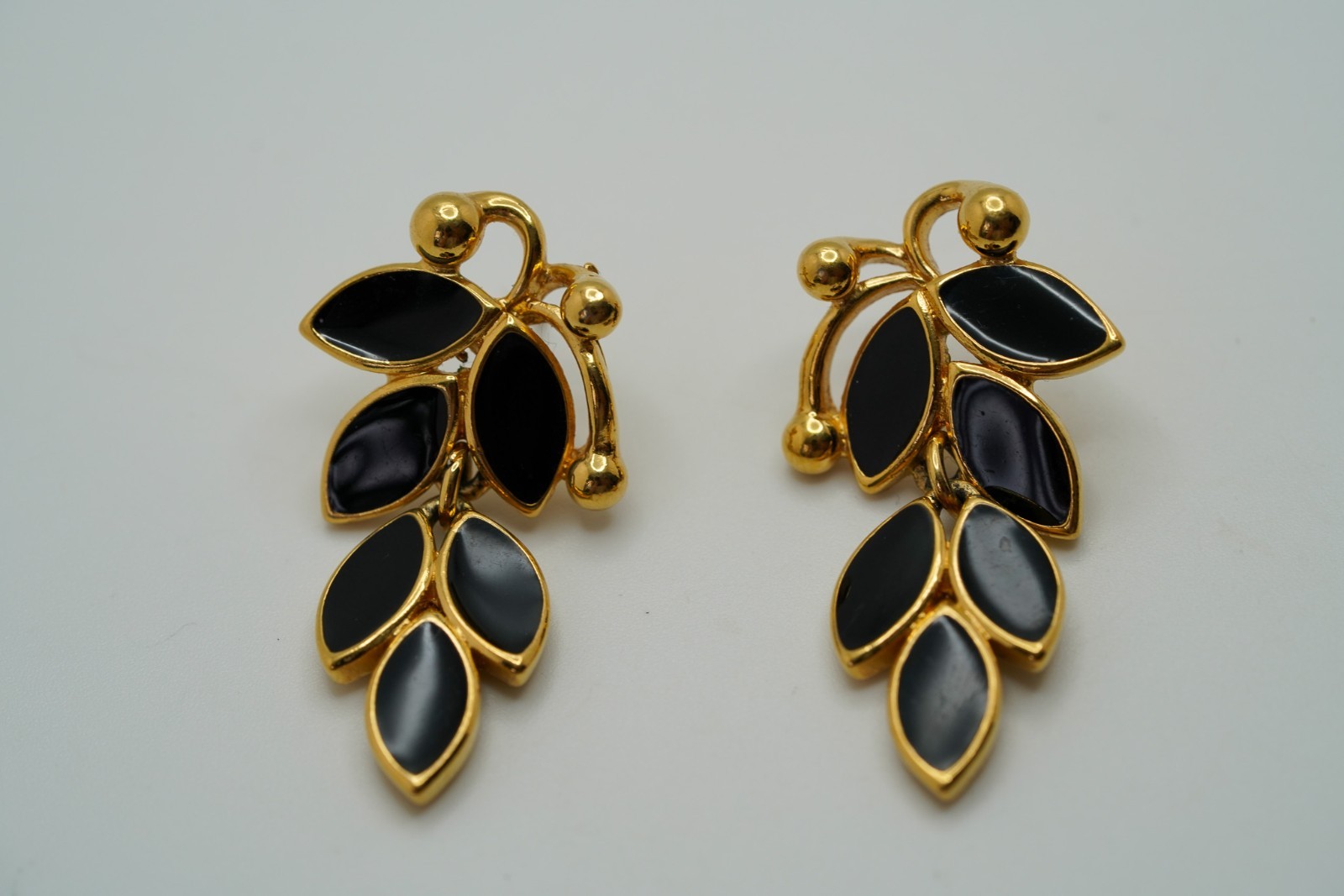 Vintage 4.2cm Trifari Glod Tone Black Enamel Leaf Dangle Earrings JB39
