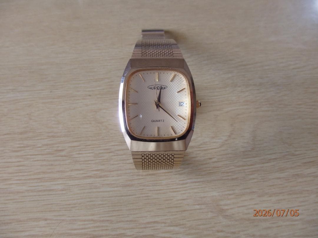 Aureole Quartz Gold Dial Wristwatch