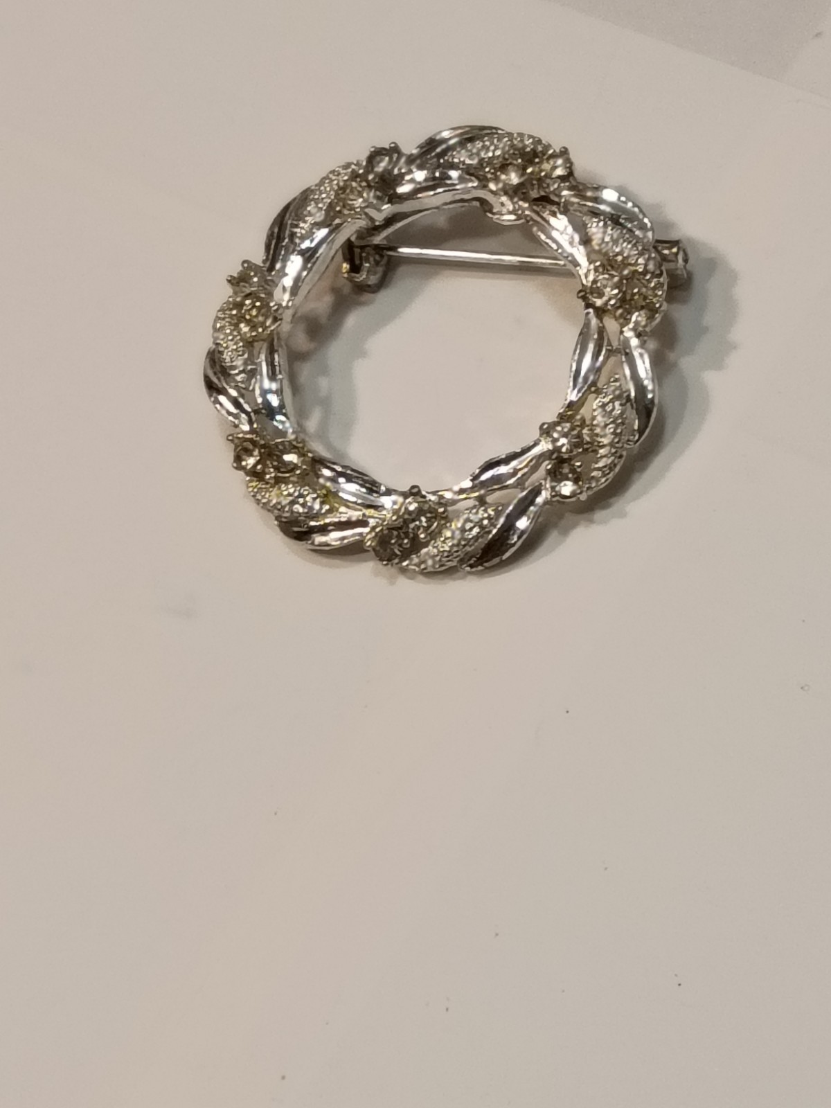 Gerrys Silver Tone Gold Accents Wreath Circle Brooch Pin Metal No Stone