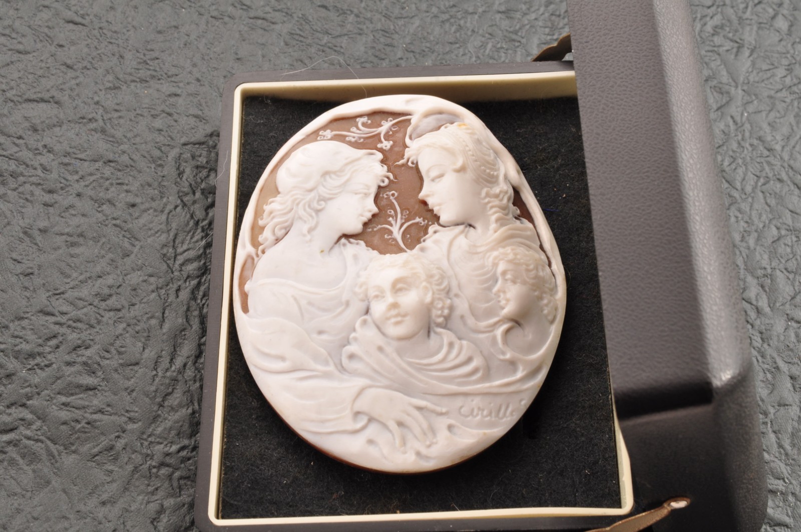Vintage oval shape shell cameo “Brothers and Sisters” (115.0ct), sign by artist.