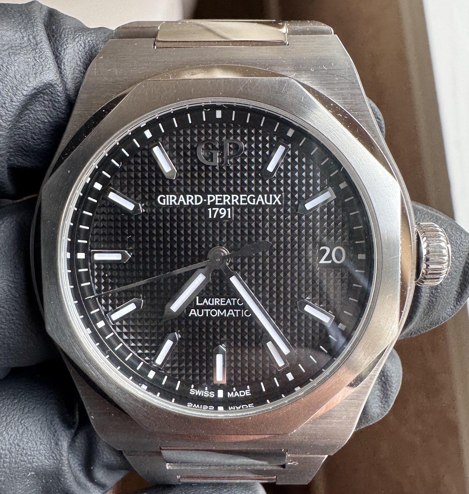 2025 Girard-Perregaux Laureato 42MM Black Dial Ref. 81010-11-634-11A Box & Paper