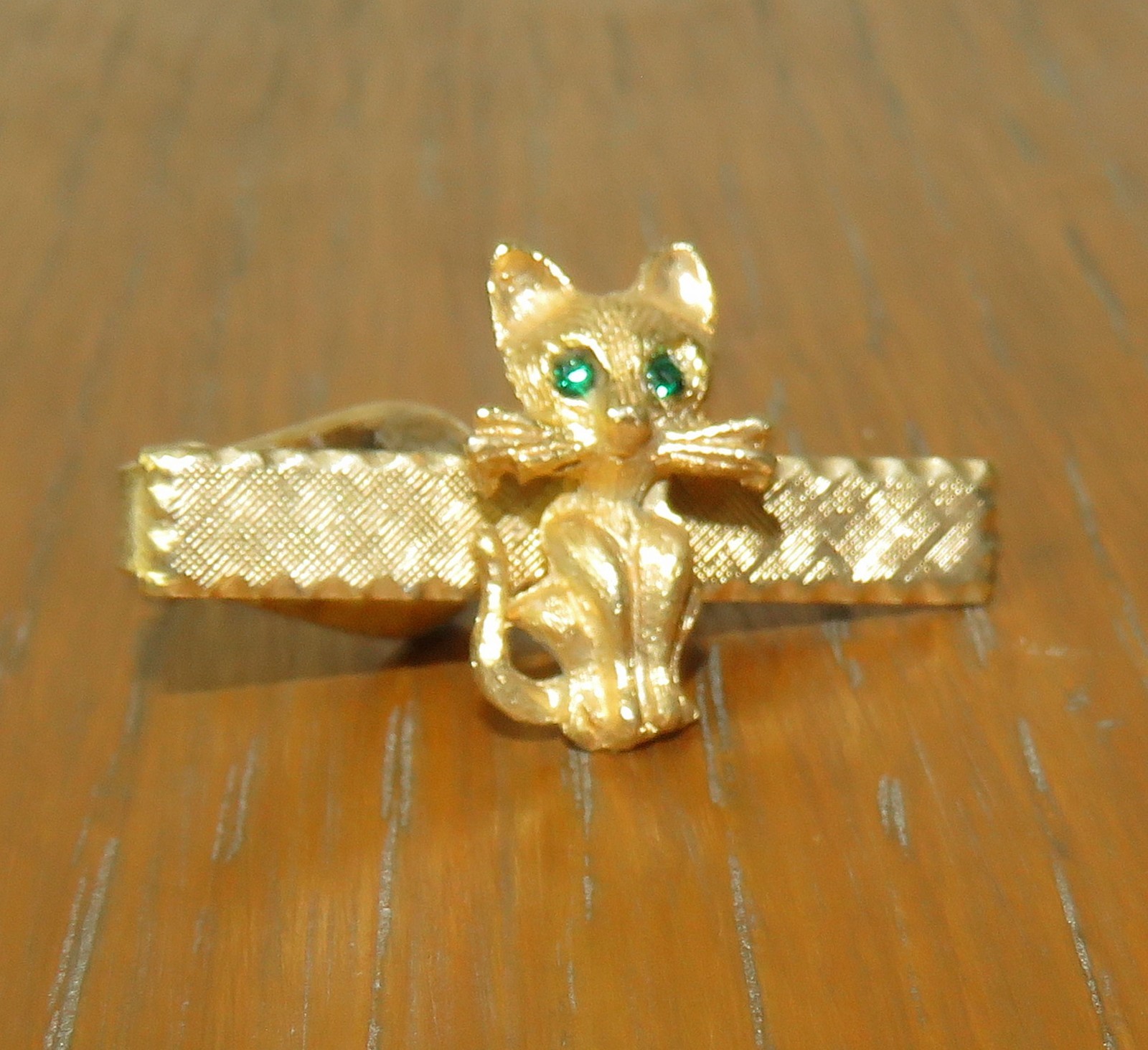 Vintage 60’s Gold Tone Green Eyed Cat Tie Bar 1 3/8 in. long