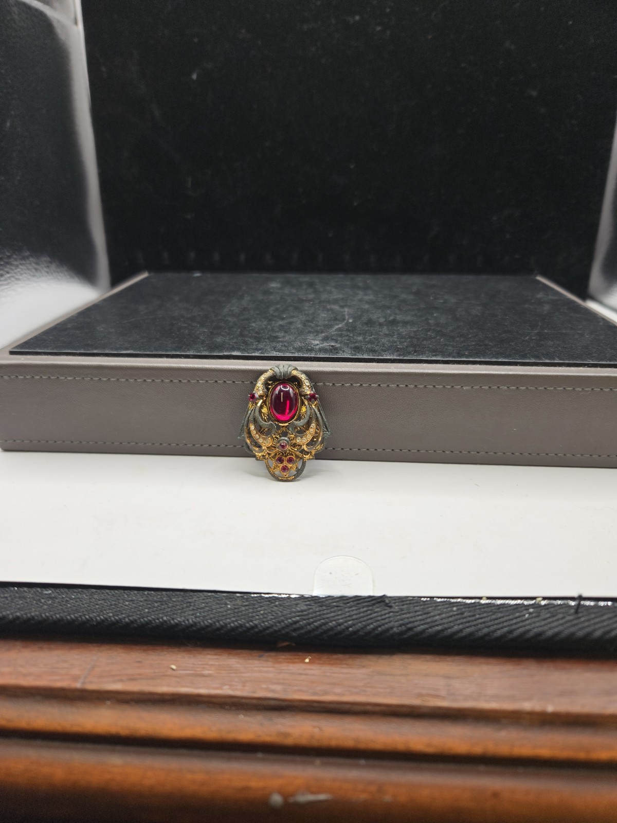Unbranded Vintage Gold Tone And Red & Clear Accents Brooch 1.5″ X 1″ (I-5)