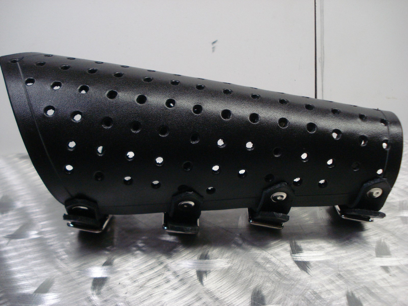 LEATHER PRE-PUNCHED UNISEX LEATHER GAUNTLET.BLACK METAL.(MDLUG0347)……FINLAND