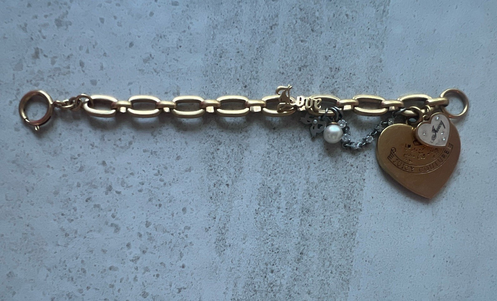 Juicy Couture Let Them Eat Couture Pearl Dangle Charm Bracelet Gold Tone 7.5” C5