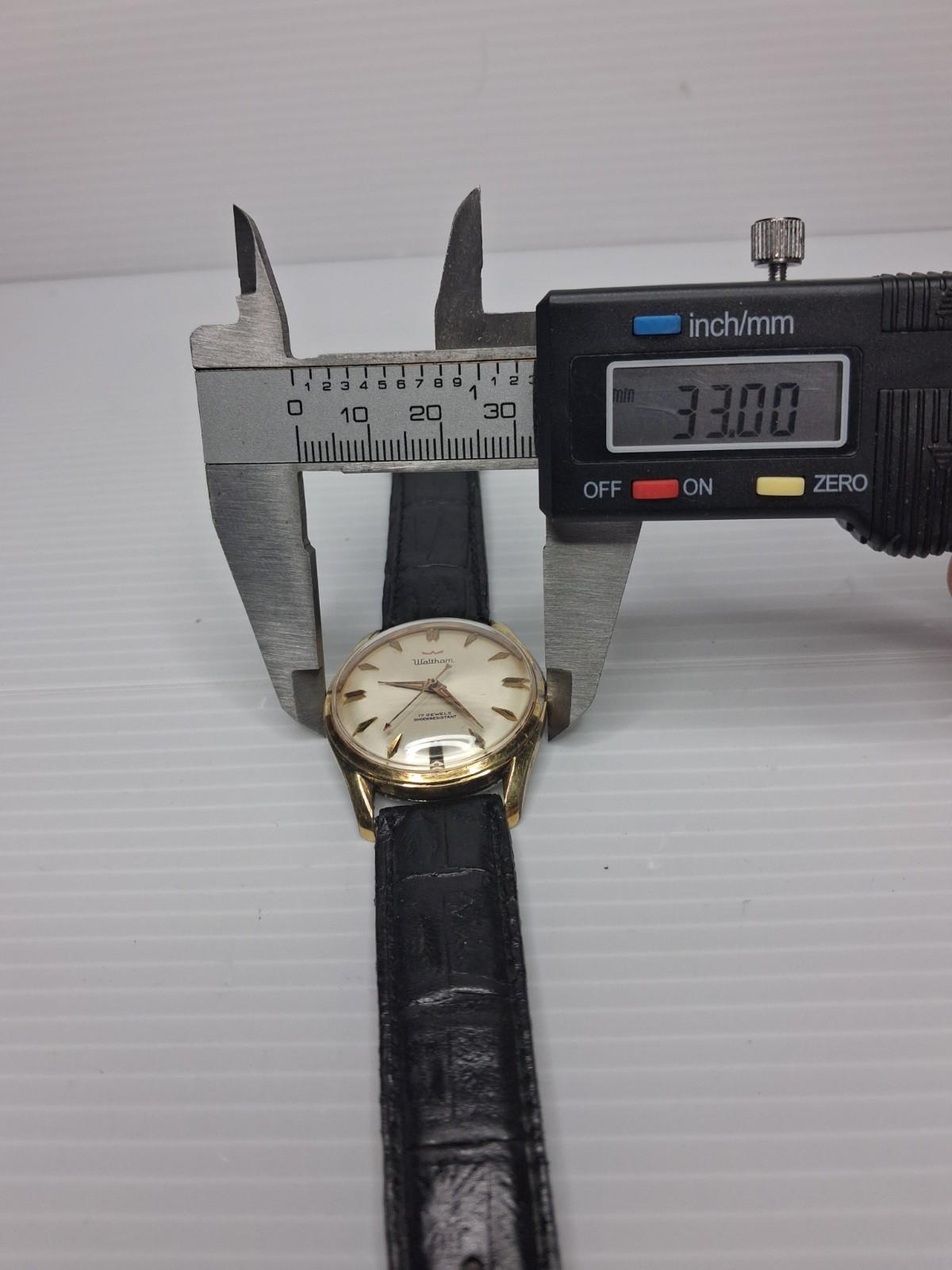 Vintage 1960s Waltham 17 Jewels Shockresistant Manual Wind Watch