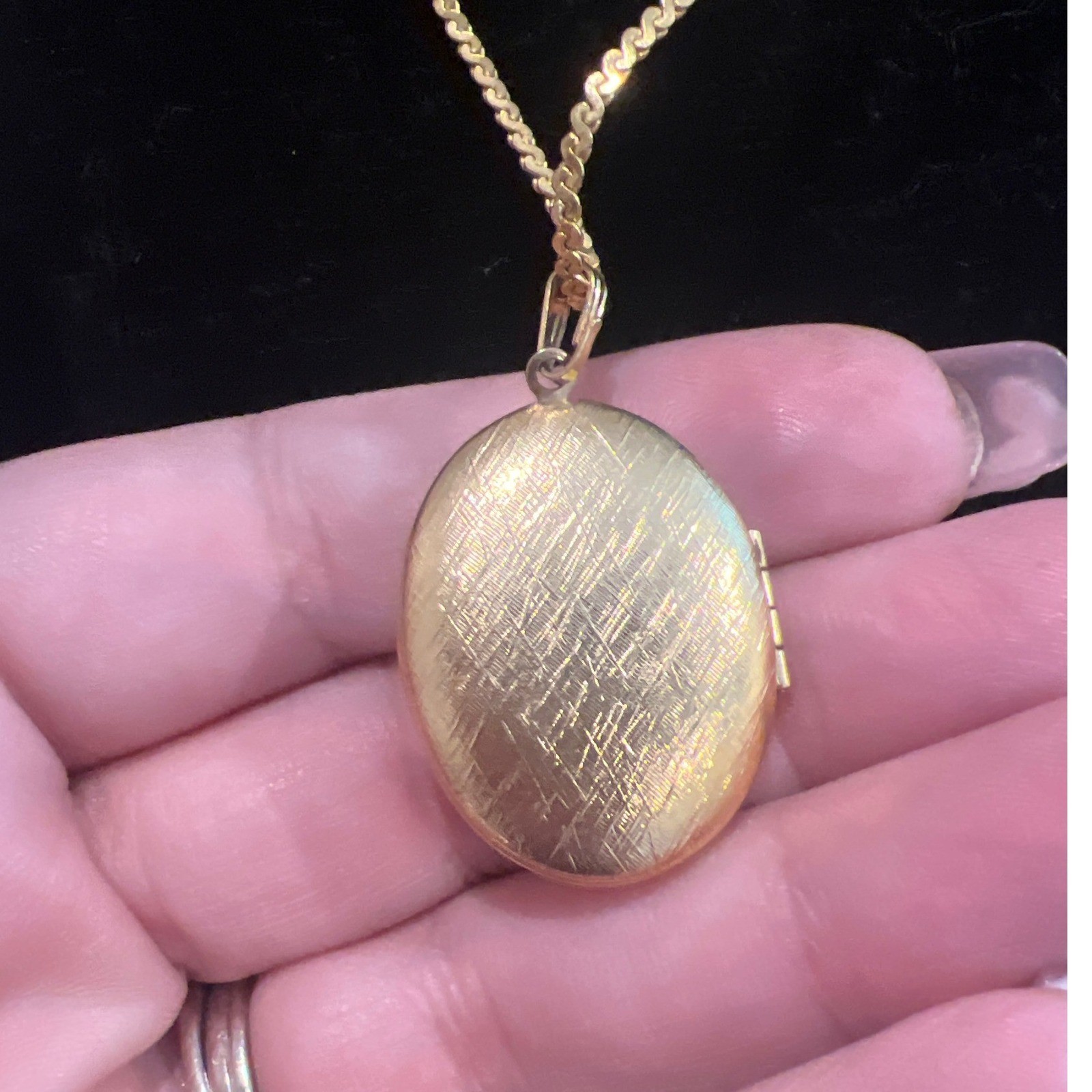 Vtg S.O. Gold Tone Butterfly Flower Cutout Oval Locket Necklace 22 Inch