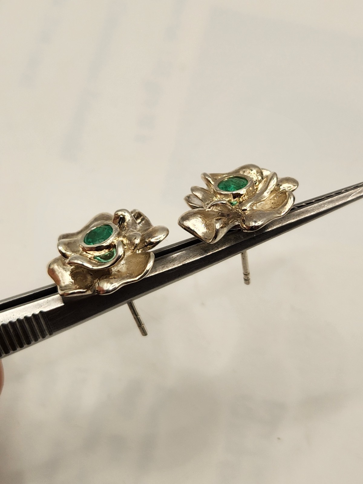 Pendientes en Plata 925 con Esmeralda natural Colombiana de Muzo, hechos a mano.