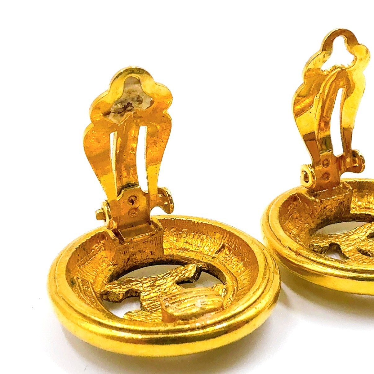 CHANEL CC Logo Coco Mark Vintage Earrings Gold-tone Matelasse Clip-On Auth JAPAN