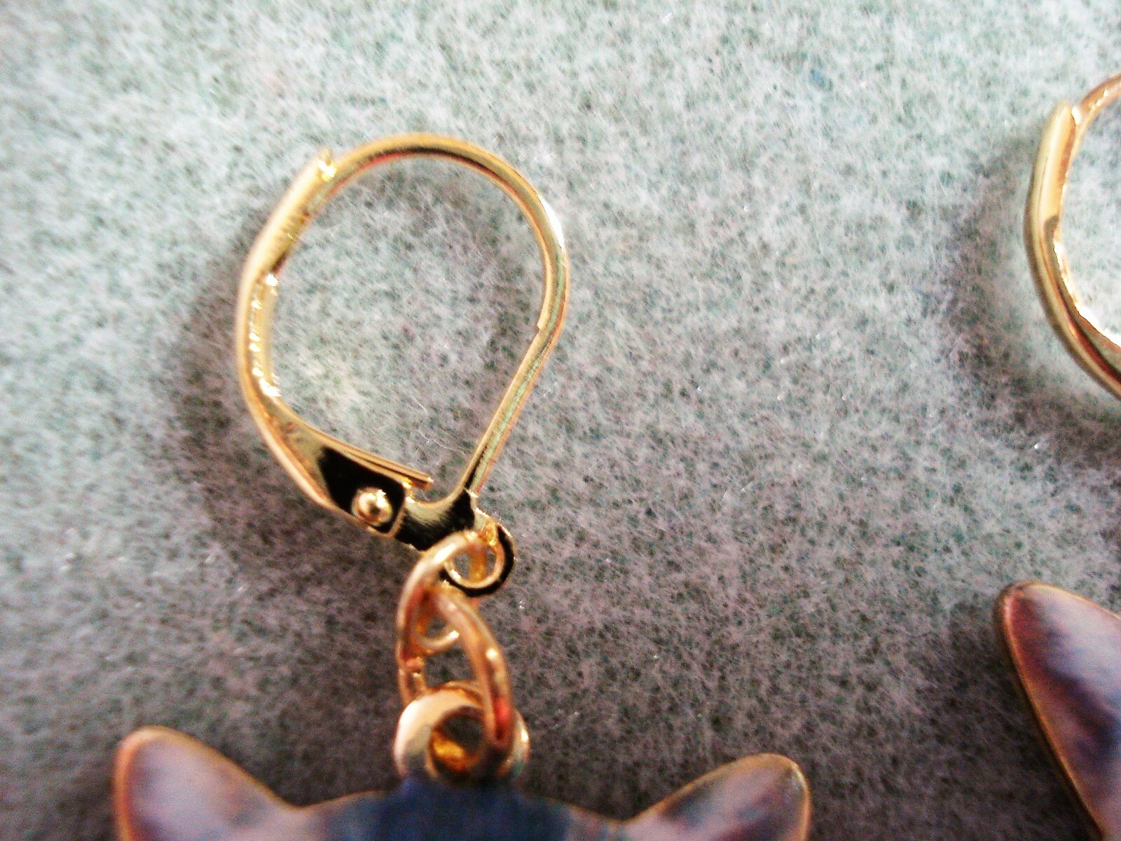 1 5/8″ Drop Dangle Colorful Gray Tabby Cat Face Gold Plated Leverback Earrings