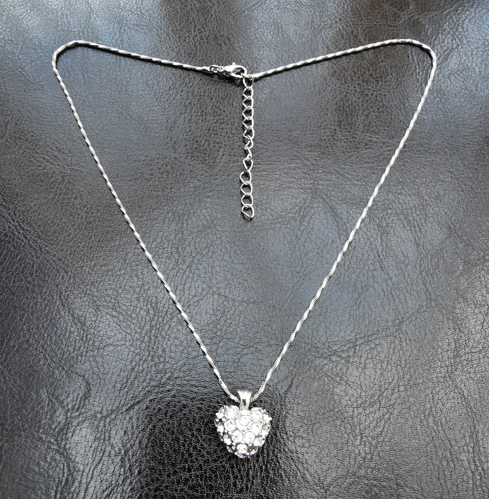 SILVER TONE DIAMANTE HEART SHAPED PENDANT NECKLACE IN EXCELLENT USED CONDITION
