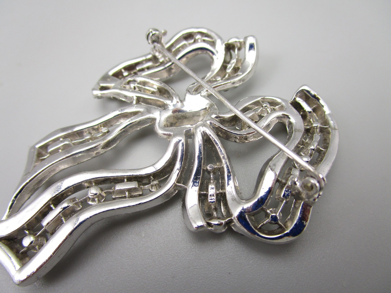 BEAUTIFUL EARLY UNSIGNED EARLY BOUCHER SILVERTONE RHINESTONE BOW BROOCH PIN