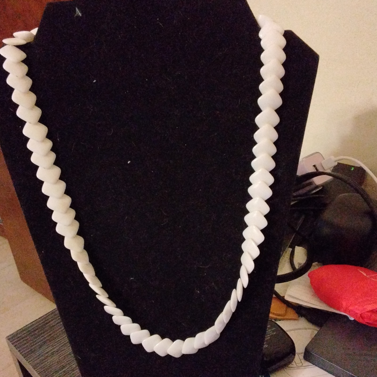 White Plastic Beaded Necklace – Ball/Bead Chain, No Main or Secondary Stone
