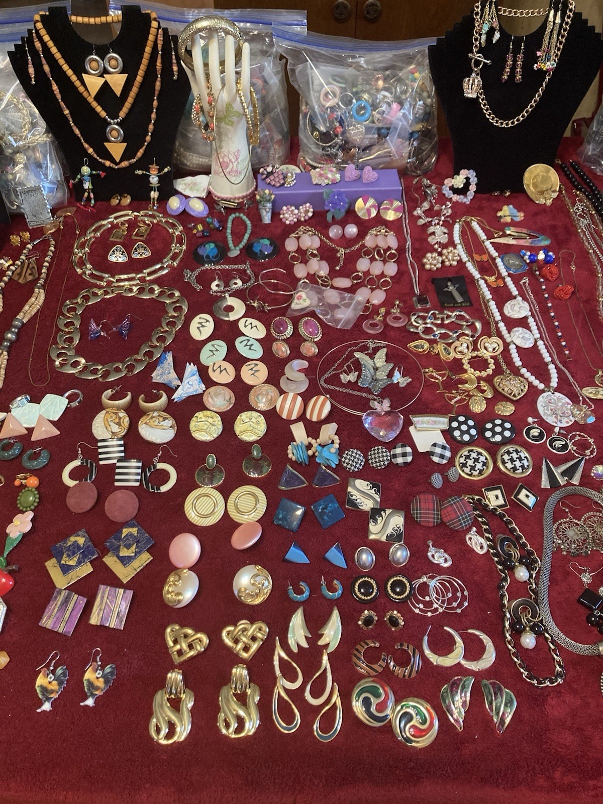 2,000 PCS Jewelry Rings Earrings Necklaces Bracelets Broches Pins $Maker$ Lot