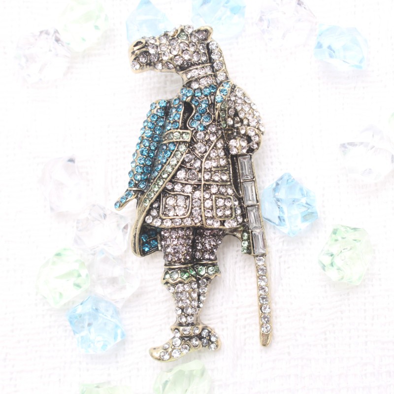 Dainty Lady’s Camel – Headed Knight Brooch:Unique Jewelry Accessory,Perfect Gift