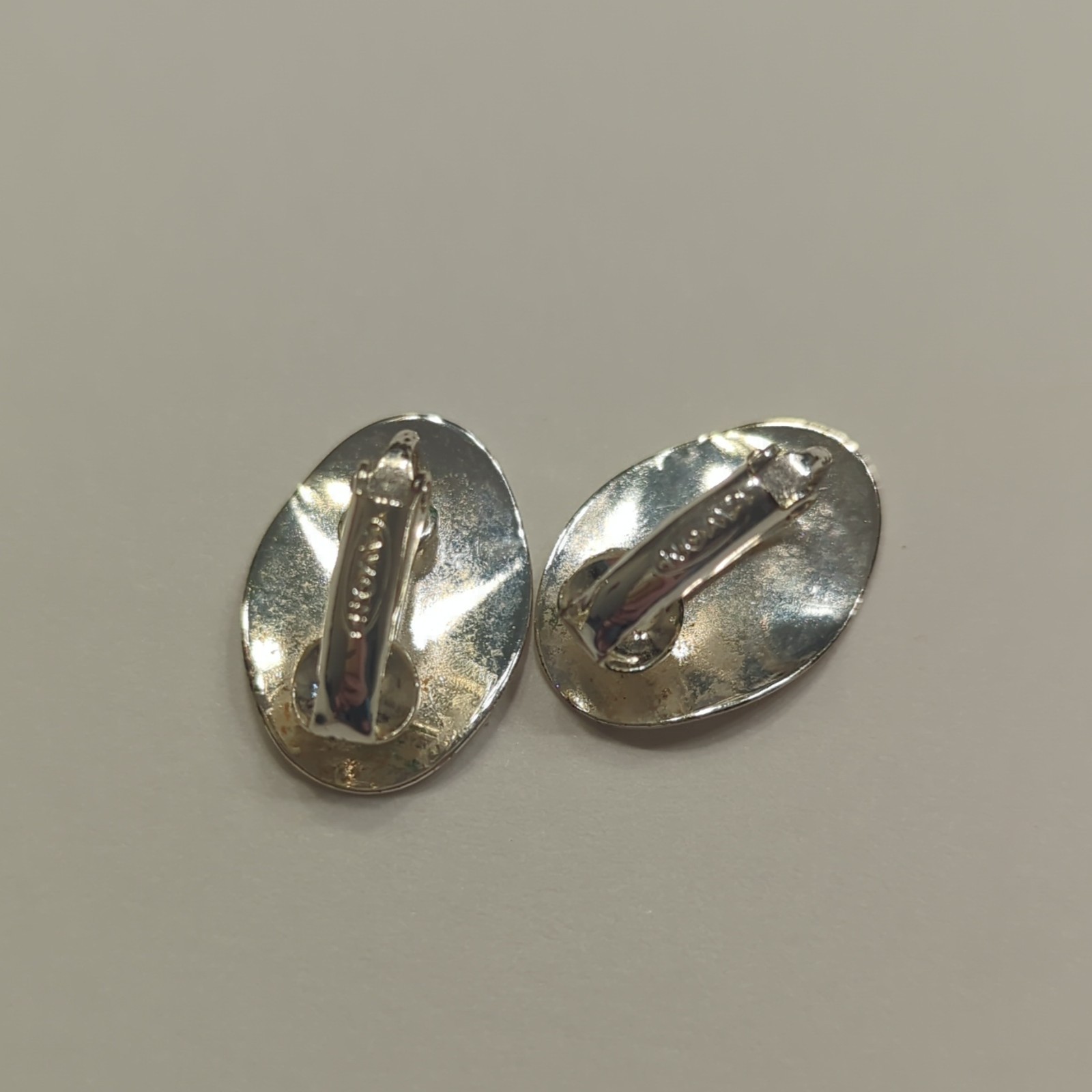 Vintage Sarah Coventry “Silver Liquid Teardrop” Smooth Modernist Clip On Earring