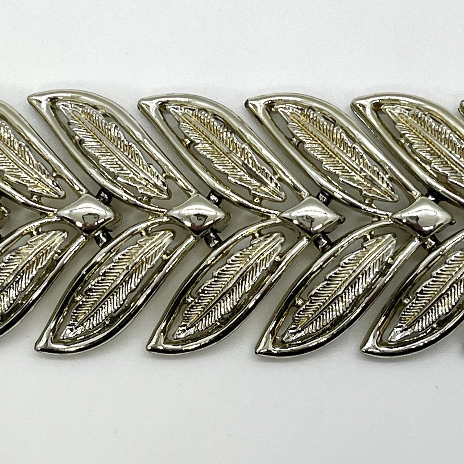 Coro Gold Tone Leaf Link Bracelet 7” Fold Over Clasp Missing Safety Chain Signed