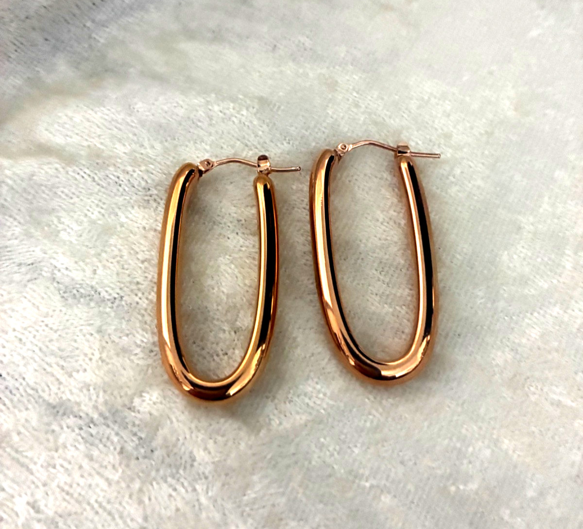 BELLA ORO ELONGATED OVAL HOOP EARRINGS 14K GOLD OVER RESIN (M4941G-52)