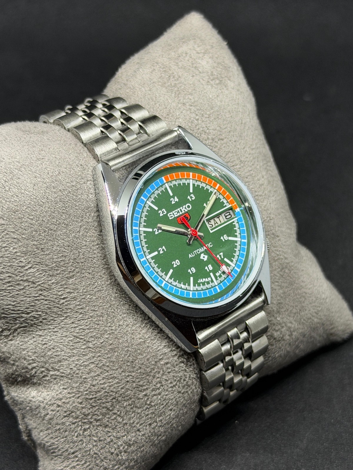 Vintage Seiko 5 Automatic Day/Date Japanese Men’s Wrist Watch