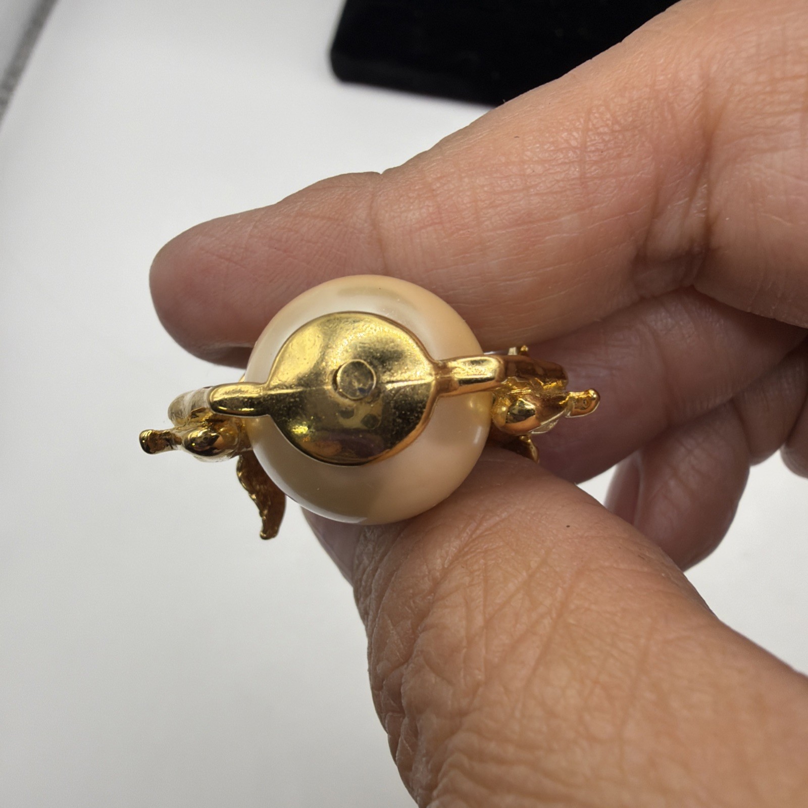 Pendant Vintage Goldtone Large Faux Pearl with 2 Cherubs – 1.25” x 1.25”