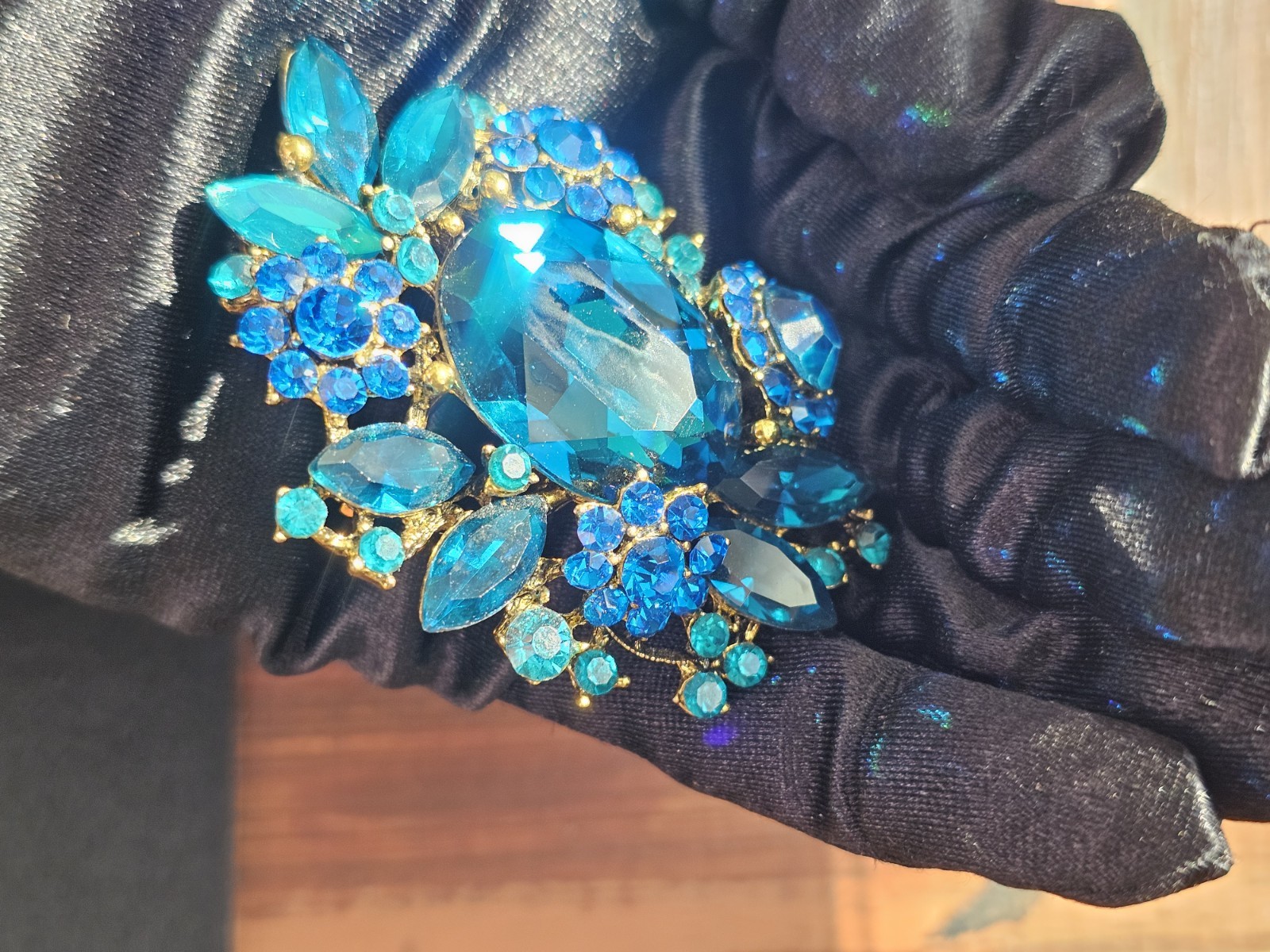 Large Brooch/Pendant Rhinestones Shades Of Blues Sparkling Bling Fashion Jewelry