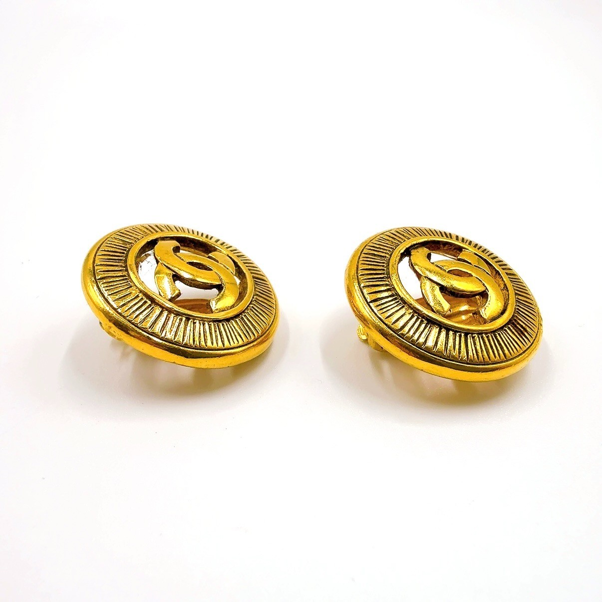 CHANEL CC Logo Coco Mark Vintage Earrings Gold-tone Matelasse Clip-On Auth JAPAN