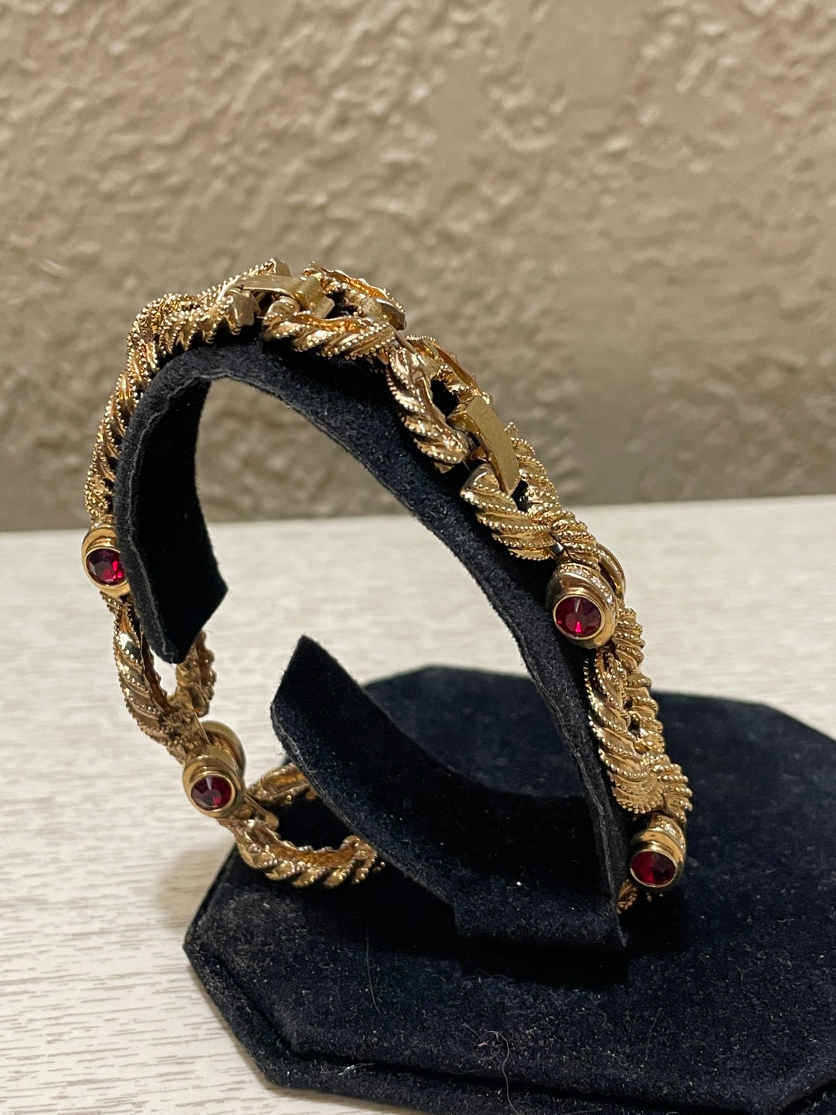JACKIE KENNEDY HEAVILY TEXTURED RINGS WITH CLEAR AND RED RONDEL ENDCAPS BRACELET